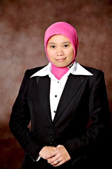 Een Rosmiati, SP., M.I.Kom.